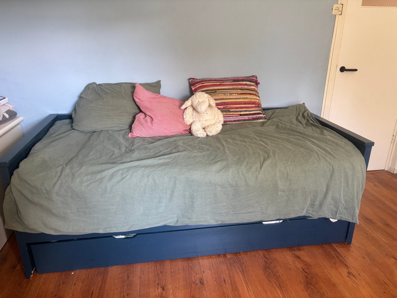 GRATIS Donkerblauw bedbank met uitschuifbaar logeerbed, Ophalen, Gebruikt, 90 cm, Blauw