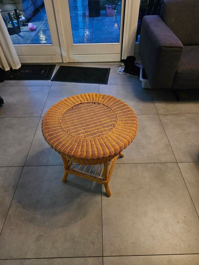 Rotan bijzettafel / plantentafel, Huis en Inrichting, Tafels | Bijzettafels, Overige materialen, Minder dan 55 cm, Gebruikt, Rond