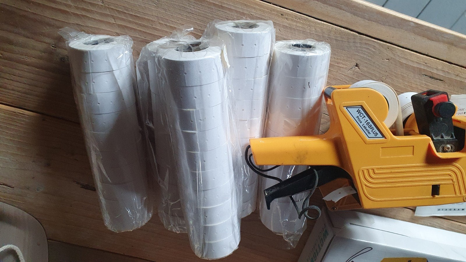 2x Prijsapparaat met veel rolletjes prijsstickers, Ophalen of Verzenden, Gebruikt, Overige typen