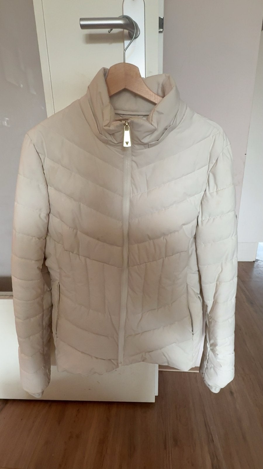 Guess gewatteerde jas, beige, maat M, Ophalen of Verzenden, Gedragen, Maat 38/40 (M), Beige