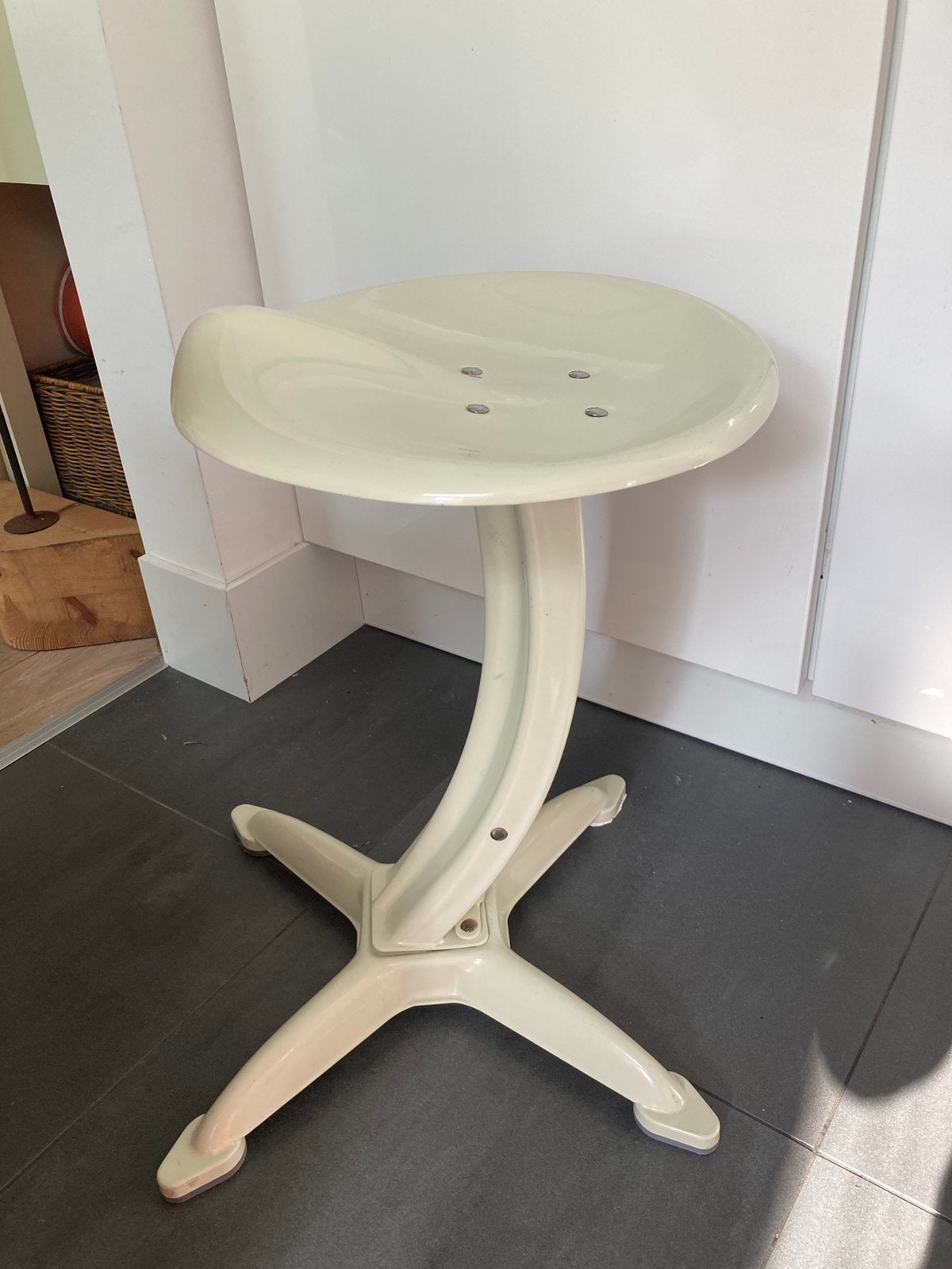 Designkruk ( metaal)van Yasu Sasamoto Lotus Dulton Co ltd., Antiek en Kunst, Kunst | Designobjecten, Ophalen, Wit, Gemerkt, Metaal