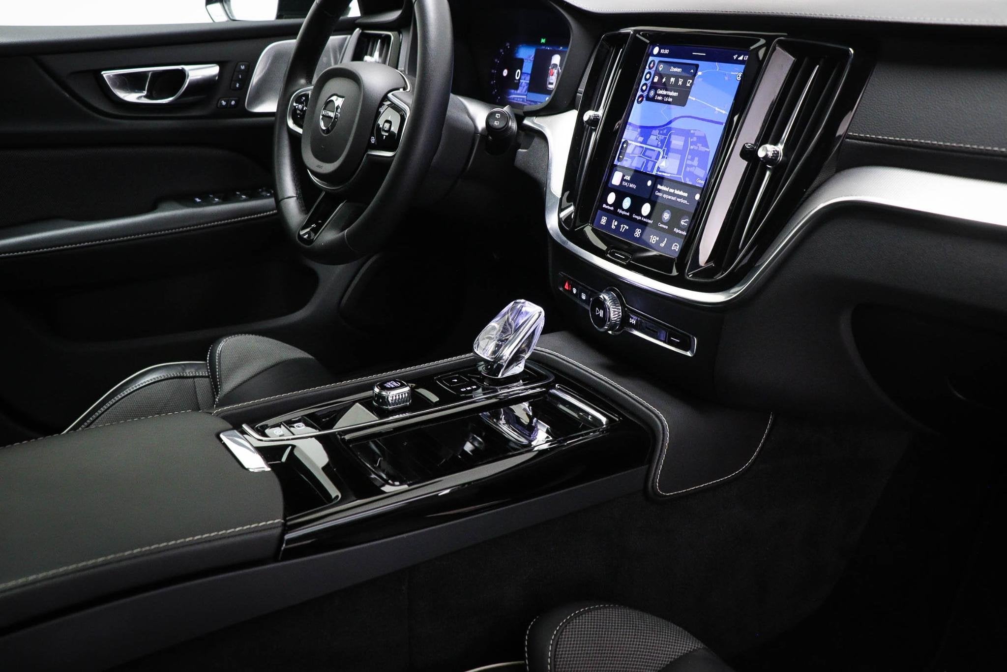 Volvo V60 2.0 T8 Plug-in hybrid AWD Ultimate Dark | HEICO |, Automaat, Stof, Gebruikt, 4 cilinders