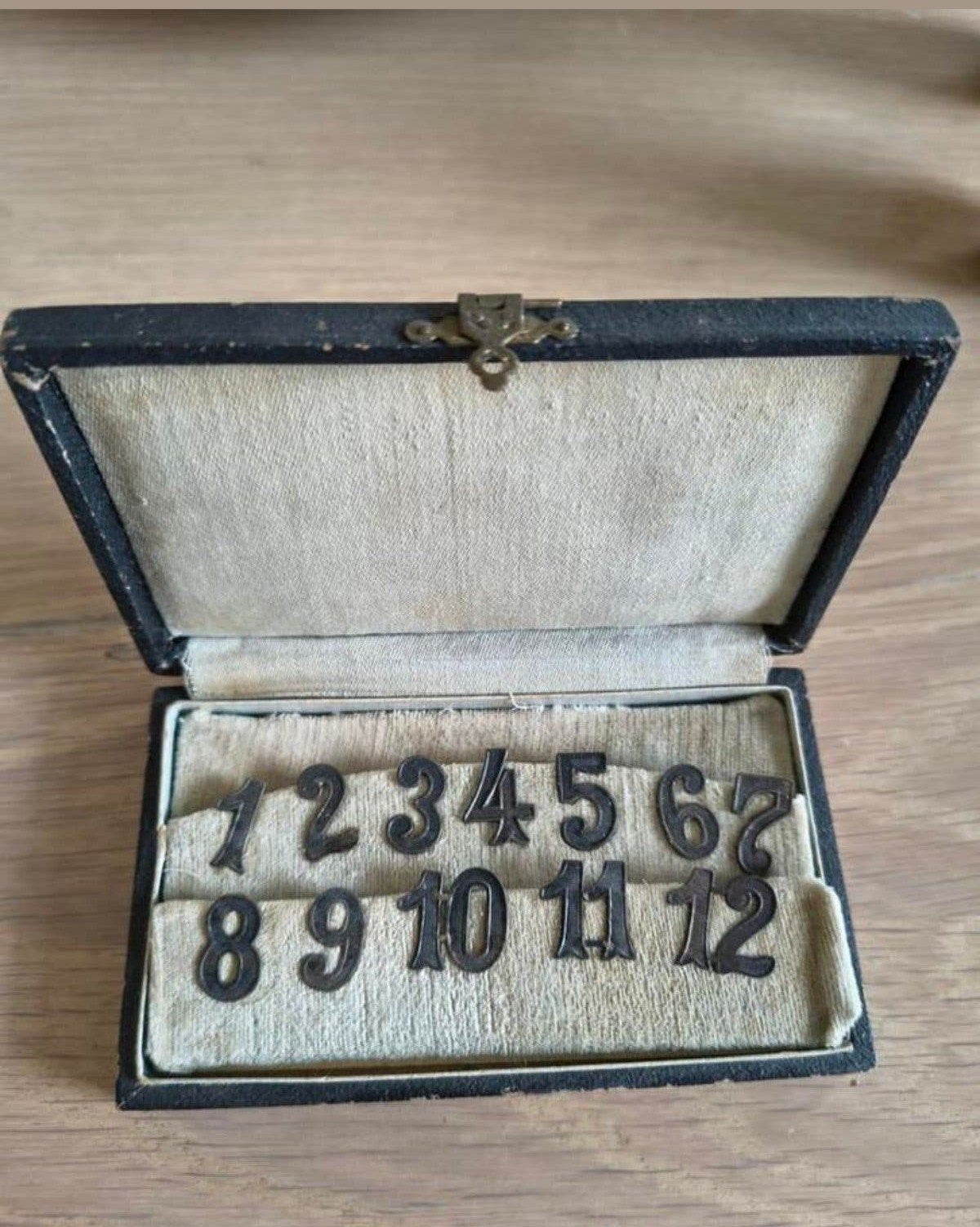 Set van 12 tafelnummers met haakje (circa 1920), Ophalen, Zilver