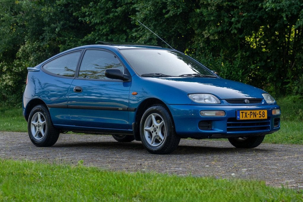 Mazda 323 1.5i P LX 1e Eigenaar Youngtimer +NAP NL-auto, Auto's, Mazda, Stof, 4 cilinders, Handgeschakeld, Blauw