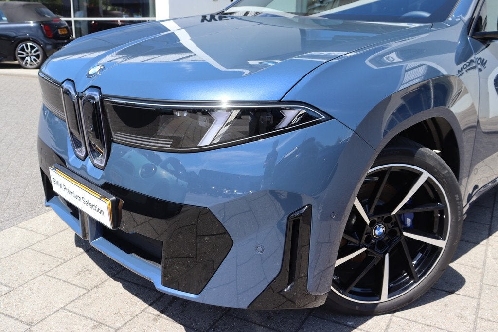 BMW iX3 50 xDrive M Sport / Trekhaak / Panoramadak / Head-Up, Auto's, BMW, Gebruikt, Zwart, Blauw, 2260 kg