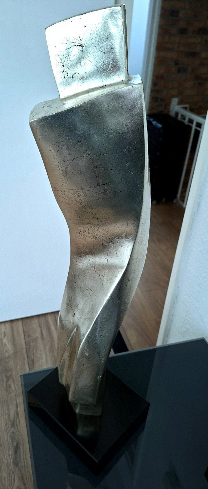 Abstracte zilverkleurige sculptuur op sokkel, 20 - 50 cm, Beeld, Abstract, Composieten