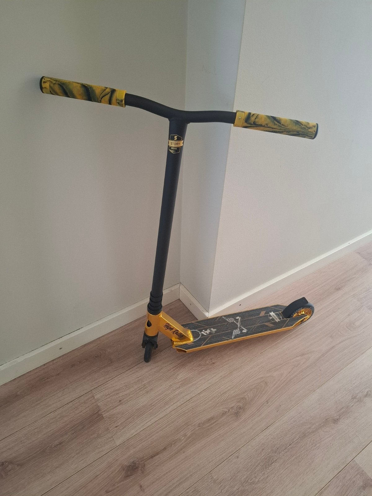 Story High Roller stuntstep – zwart/goud