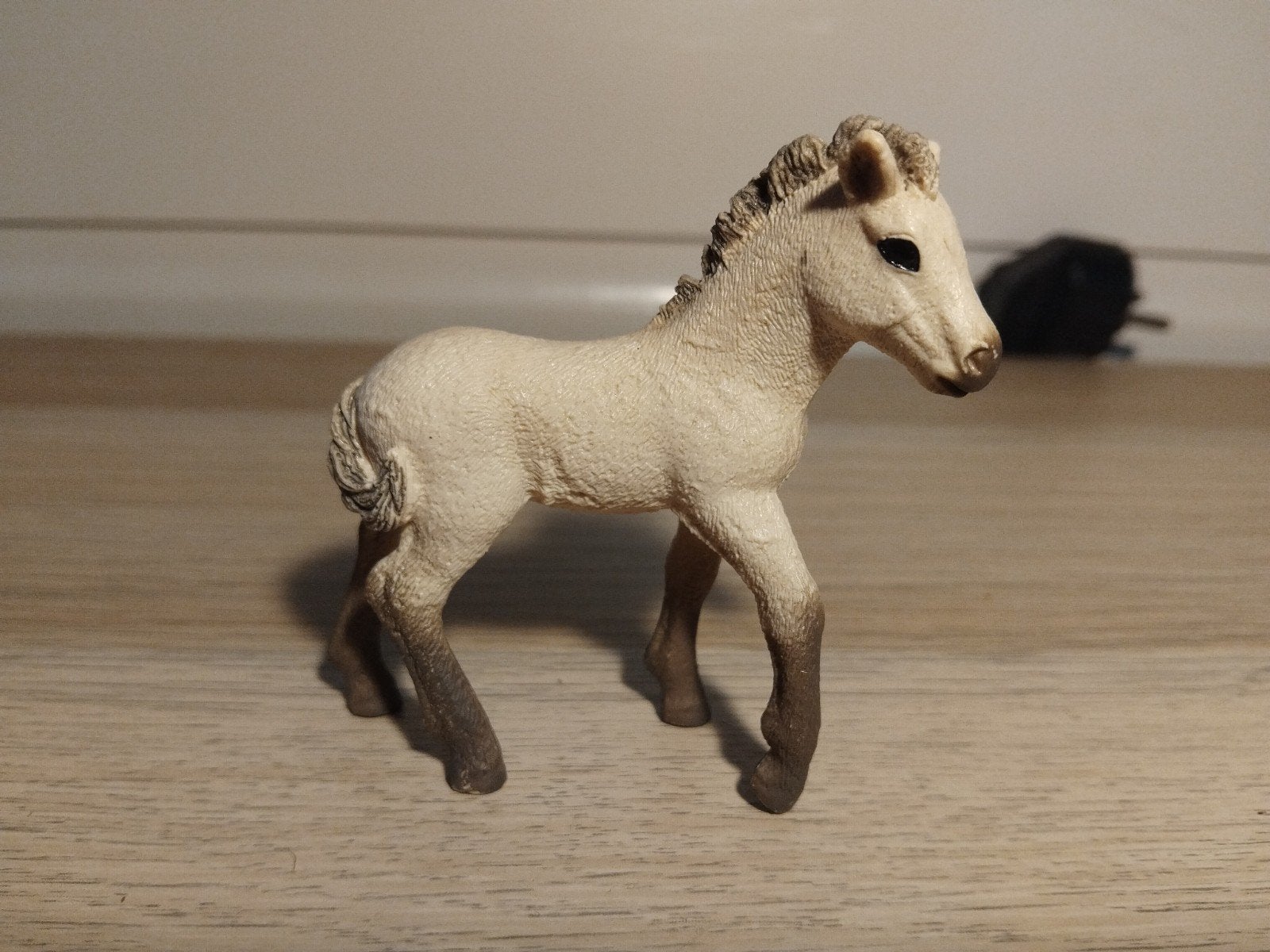 Schleich licht grijs veulen met bruine beentjes, Verzamelen, Ophalen of Verzenden, Zo goed als nieuw