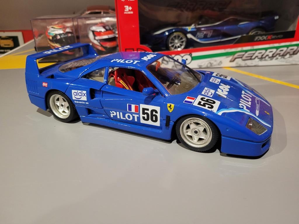 Ferrari F40 pilot, Hobby en Vrije tijd, Modelauto's | 1:18, Ophalen of Verzenden, Zo goed als nieuw, Bburago