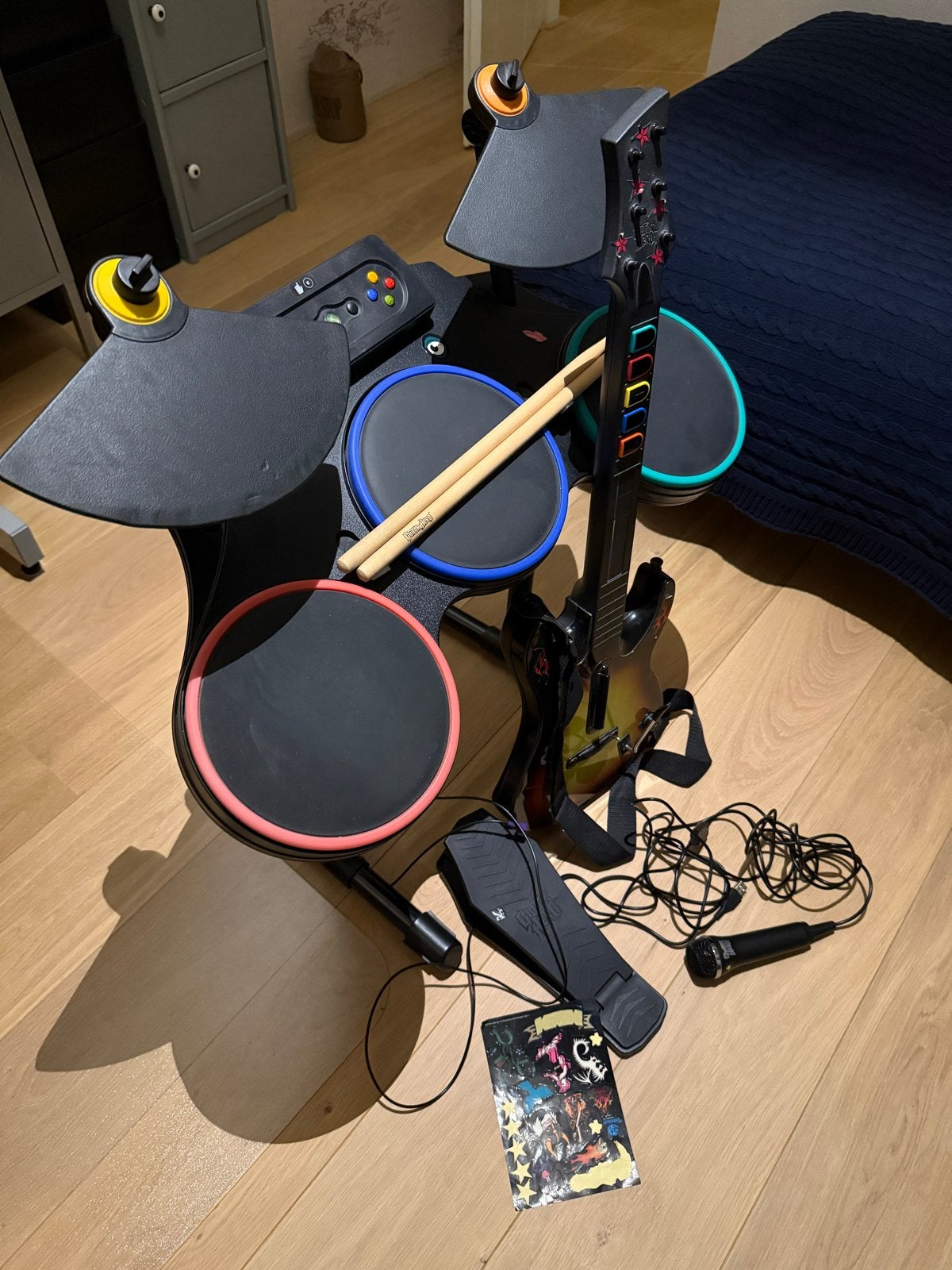 Guitar Hero drumstel, gitaar en microfoon set [XBOX 360], Ophalen, Gebruikt