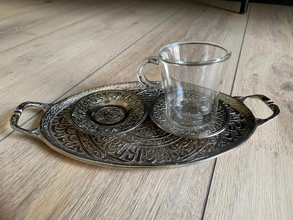 Decoratieve dienblad met onderzetters en glas, Ophalen of Verzenden, Zo goed als nieuw, Ovaal, Metaal