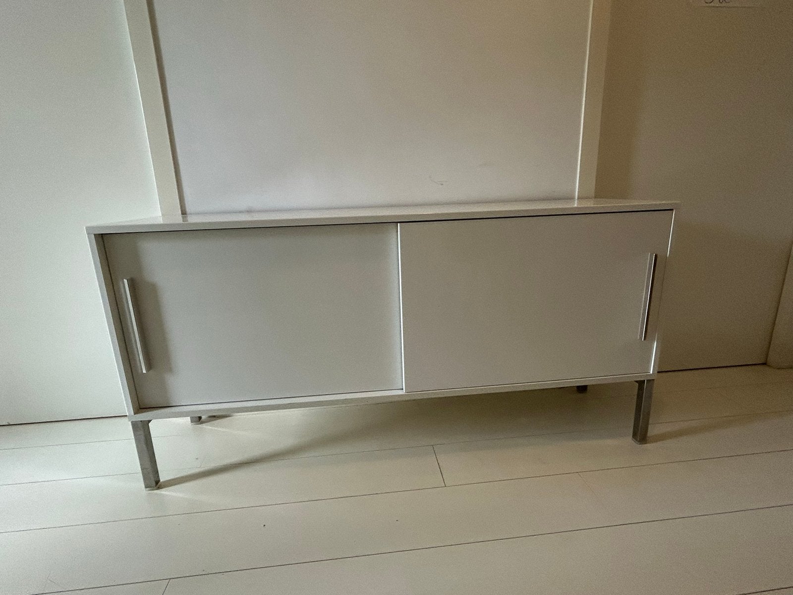 Wit dressoir met schuifdeuren en metalen poten, Ophalen, Gebruikt, 100 tot 150 cm, Minder dan 100 cm