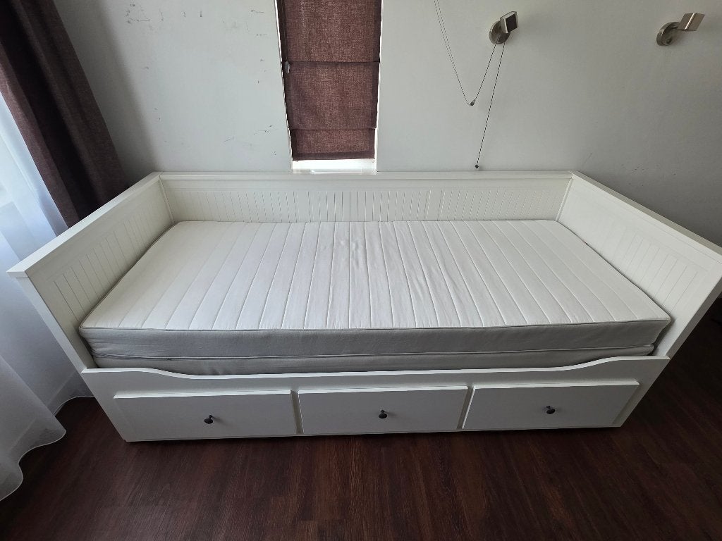 Wit tweepersoons bedbank HEMNES (IKEA) met lades en matras, Ophalen, Verstelbaar, Modern, functioneel, Wit