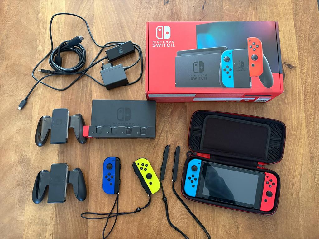 Nintendo Switch Original met extra controllers en accessoire, Spelcomputers en Games, Spelcomputers | Nintendo Switch, Ophalen of Verzenden