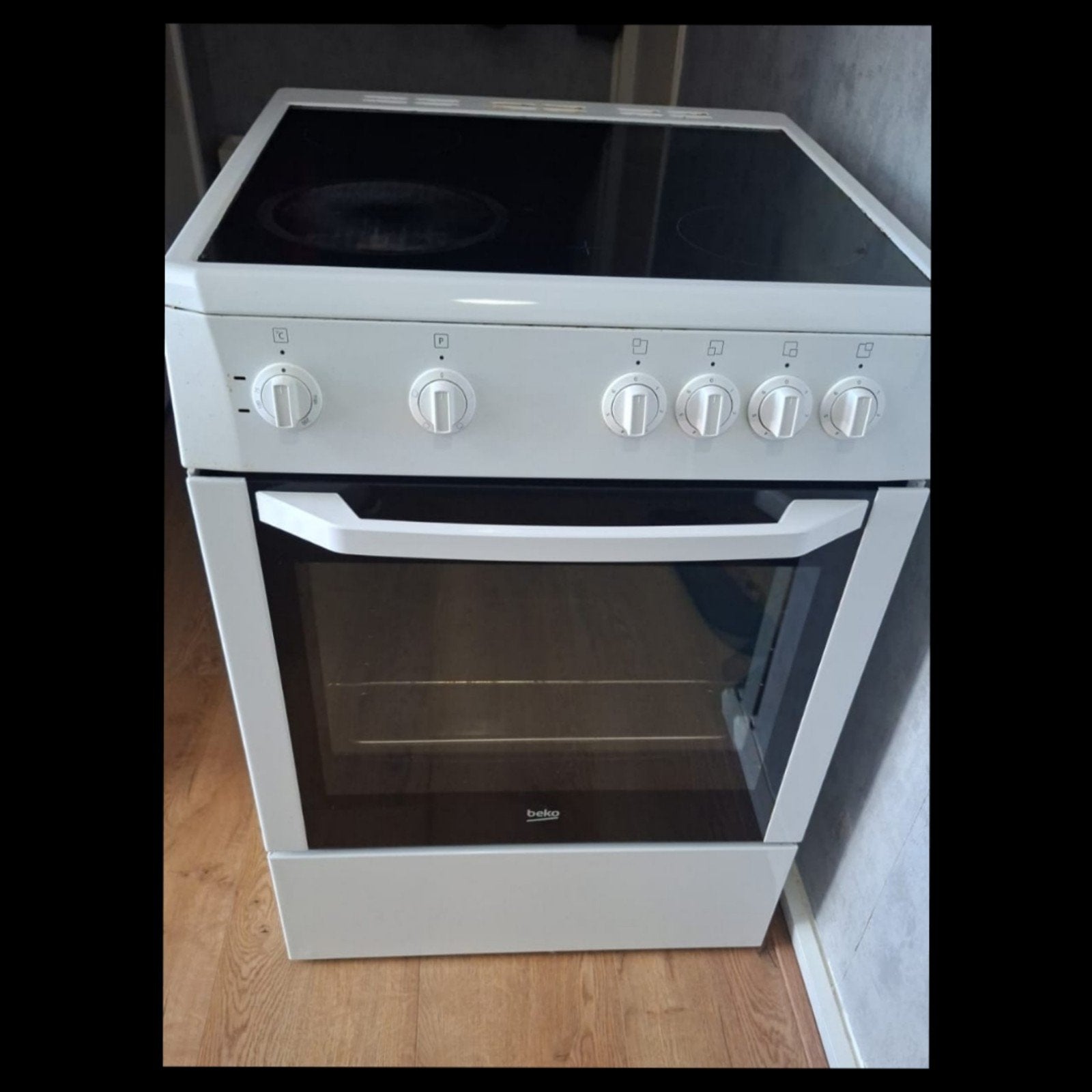 Beko Elektrisch Fornuis met Keramische Kookplaat en Oven, Witgoed en Apparatuur, Fornuizen, Ophalen, Gebruikt, 4 kookzones, 85 tot 90 cm
