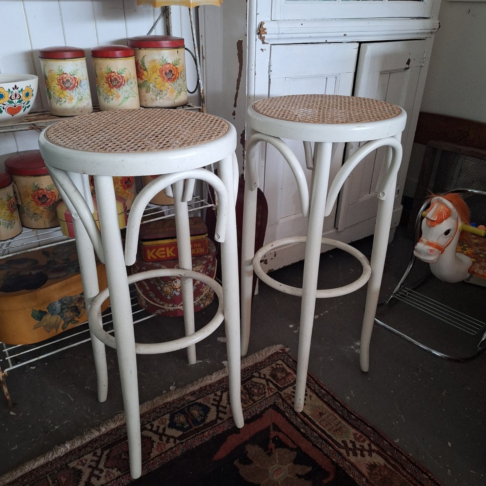 Set van 2 Thonet barkrukken met rieten zitting, Huis en Inrichting, Barkrukken, Ophalen, Gebruikt, Hout, 60 tot 90 cm