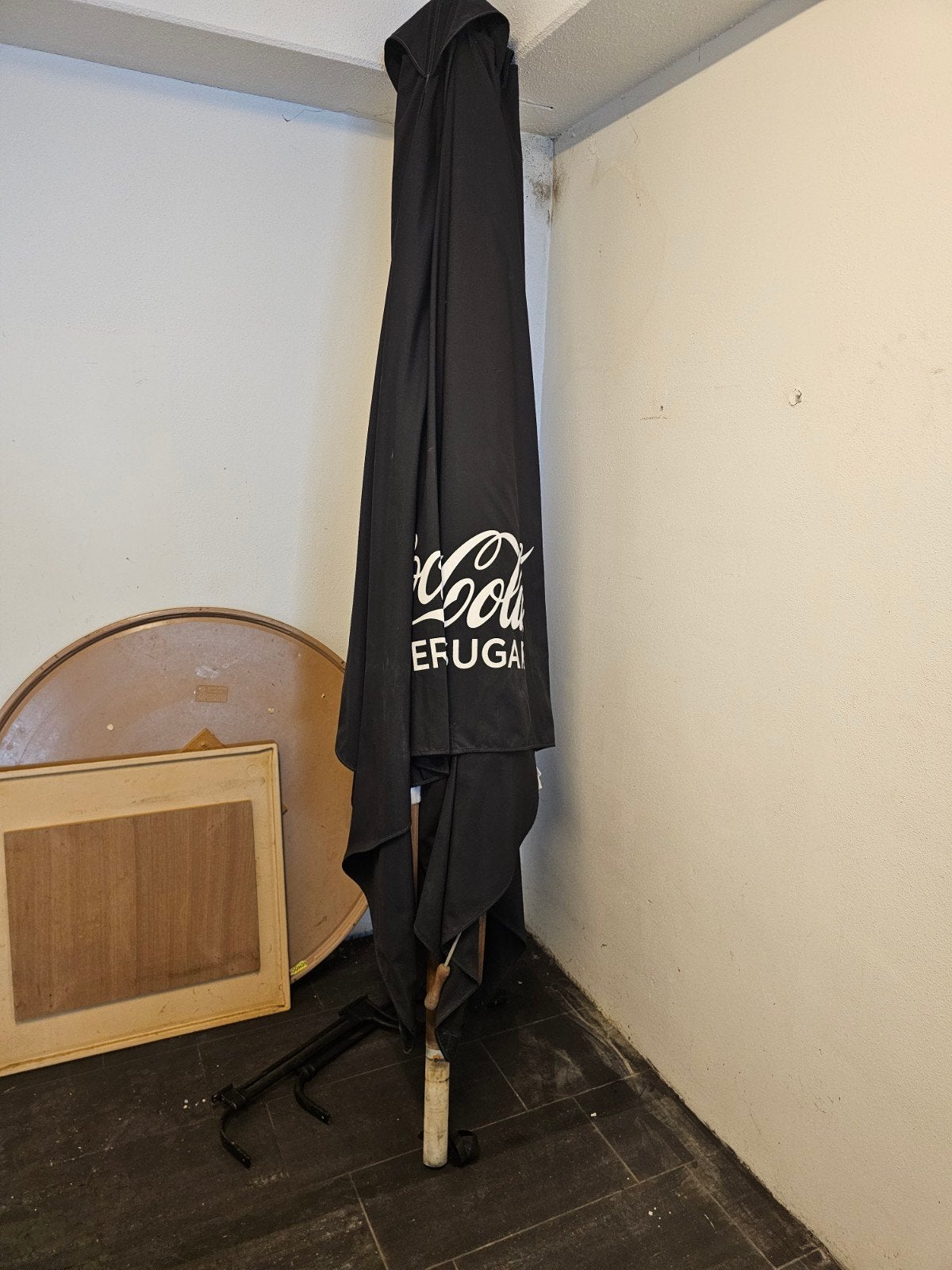 Zwarte Coca-Cola parasol, Tuin en Terras, Parasols, Ophalen, Gebruikt, 2 tot 3 meter, Stokparasol