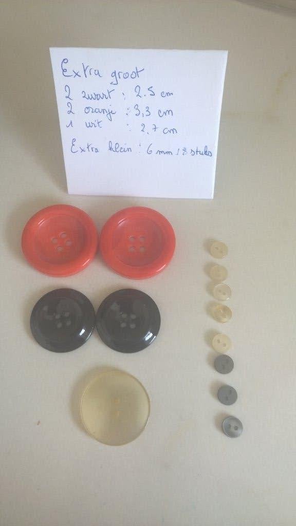 Knopen/ extra klein of extra groot, Hobby en Vrije tijd, Ophalen of Verzenden, Zo goed als nieuw, Knoop of Knopen