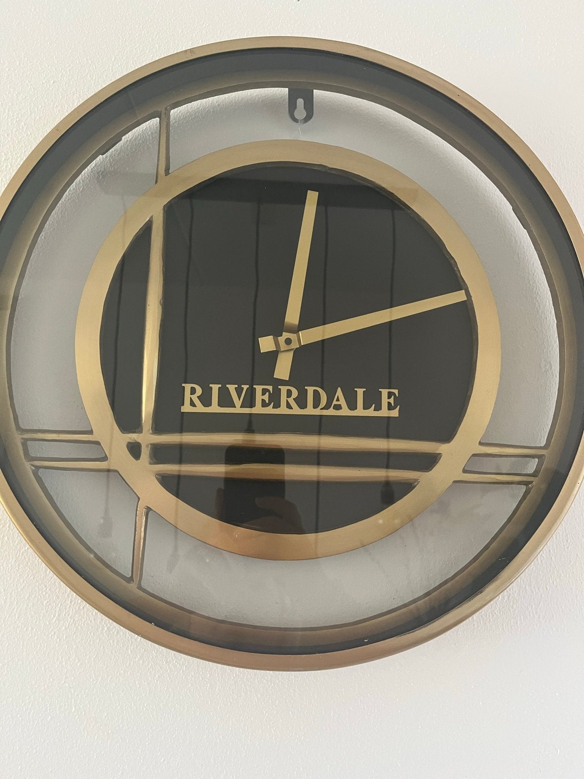 Riverdale Wandklok Goud/Zwart - Stijlvol en Modern, Goud, Wandklok, Analoog, Ophalen of Verzenden
