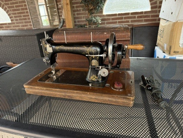 Te koop ouderwetse naaimachine, Ophalen