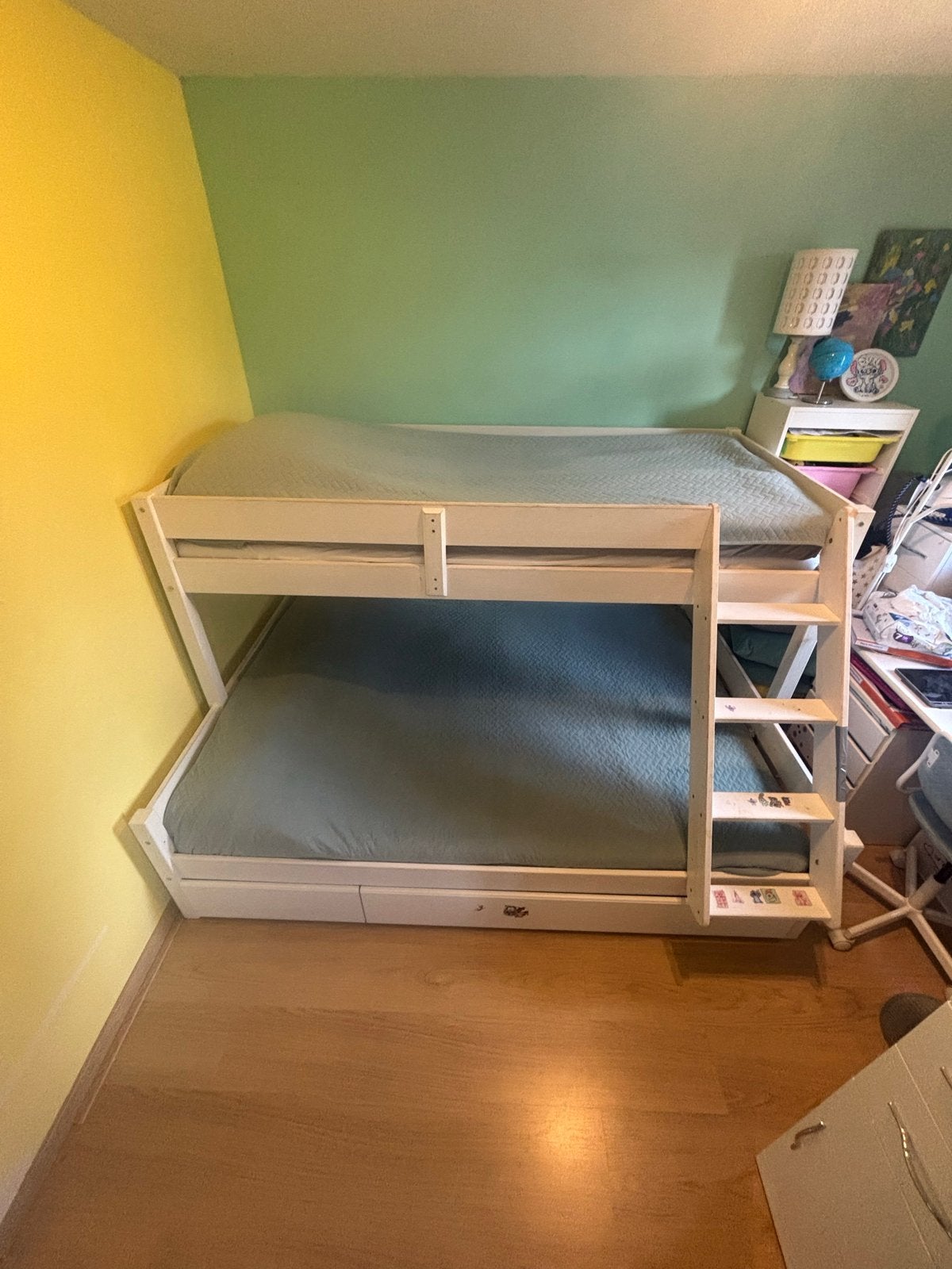 Triple Stapelbed 140x200 & 90x200 met matrassen en opbergkas, Huis en Inrichting, Slaapkamer | Stapelbedden en Hoogslapers, Ophalen