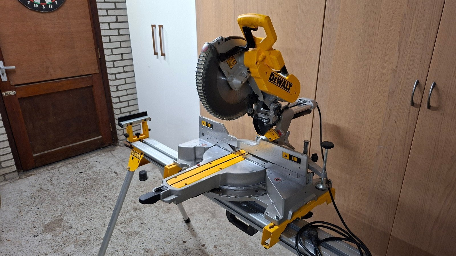 DeWalt Afkortzaag DWS780 met onderstel
