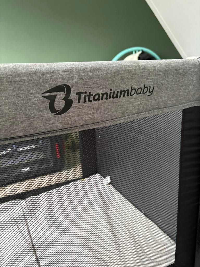 Campingbedje titanium baby inclusief matras, Ophalen, Zo goed als nieuw, Reisbedje