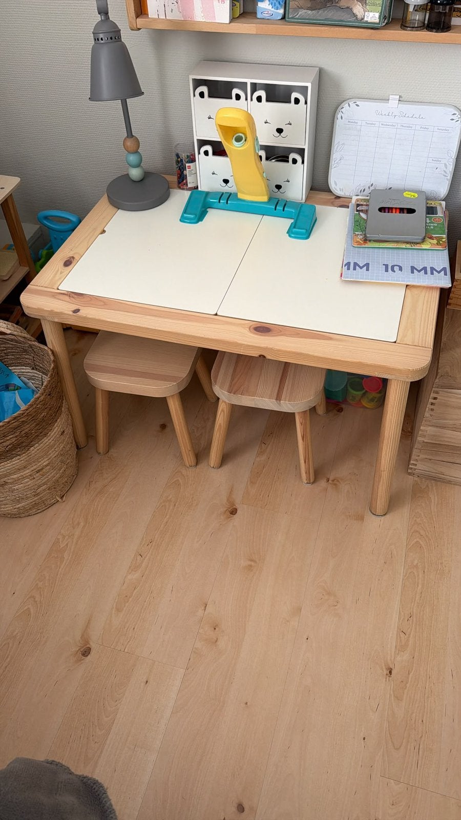 Kindertafel IKEA met bakken en 2 krukjes, Ophalen, Gebruikt, Tafel(s) en Stoel(en)