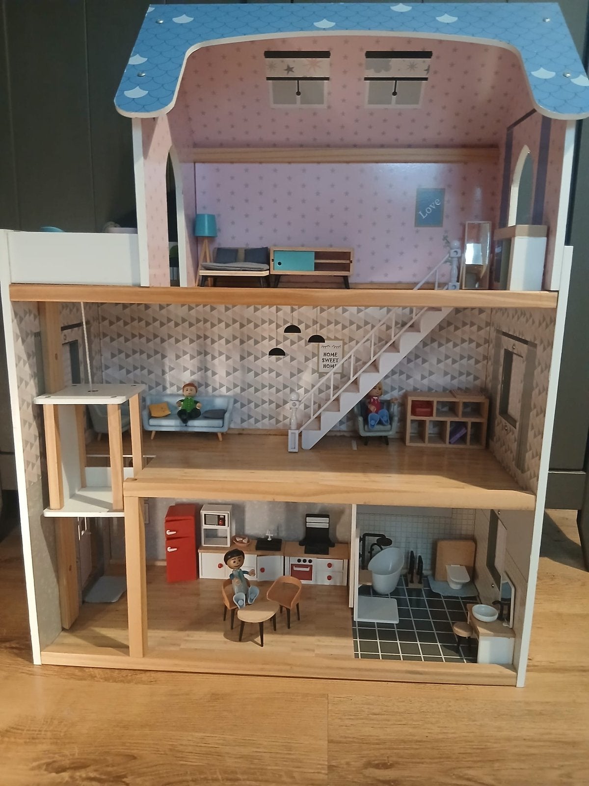 Leuk poppenhuis met lift, Kinderen en Baby's, Speelgoed | Poppenhuizen, Ophalen of Verzenden, Zo goed als nieuw, Poppenhuis