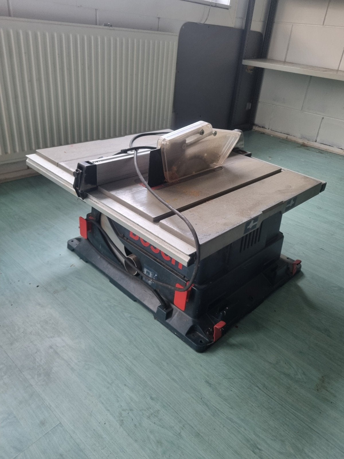 Te koop bosch zaagtafel., Ophalen, 1200 watt of meer, Cirkelzaag, 30 tot 70 mm