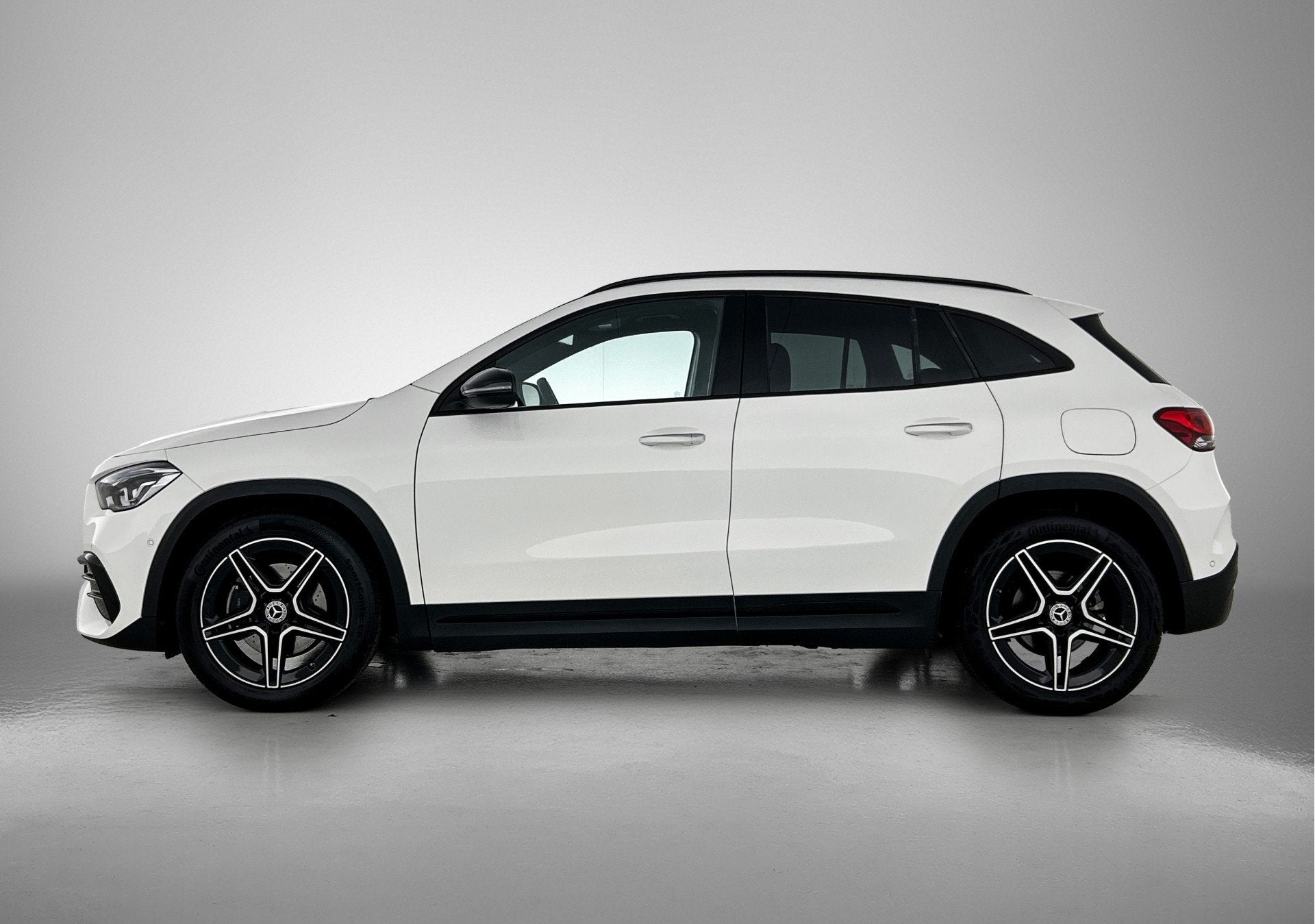 Mercedes-Benz GLA 180 AMG Line Premium | Night Pakket | Ledk, Auto's, 12 maanden, Gebruikt, 4 cilinders, Wit