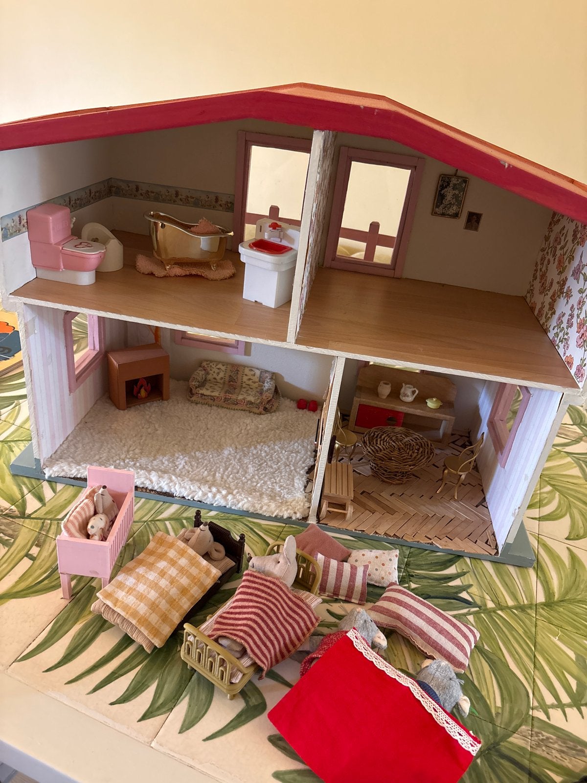 Poppenhuis met 5 muizen en meubeltjes, Ophalen, Gebruikt, Poppenhuis