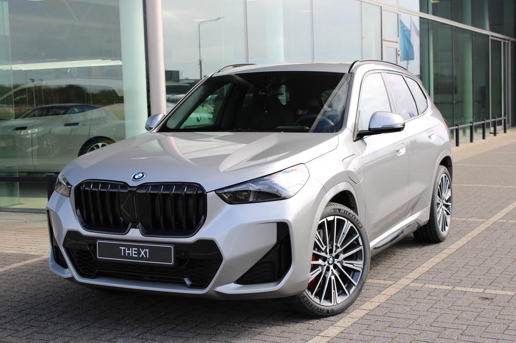 BMW X1 xDrive25e M Sport Automaat / Panoramadak / Trekhaak /, Stoelverwarming, Zwart, Bedrijf, Hybride Elektrisch/Benzine