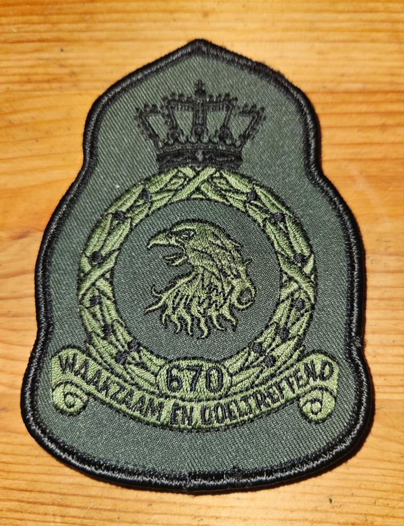 Kroon embleem 670 squadron Waakzaam en Doeltreffend, Verzamelen, Militaria | Algemeen, Ophalen of Verzenden, Luchtmacht, Nederland
