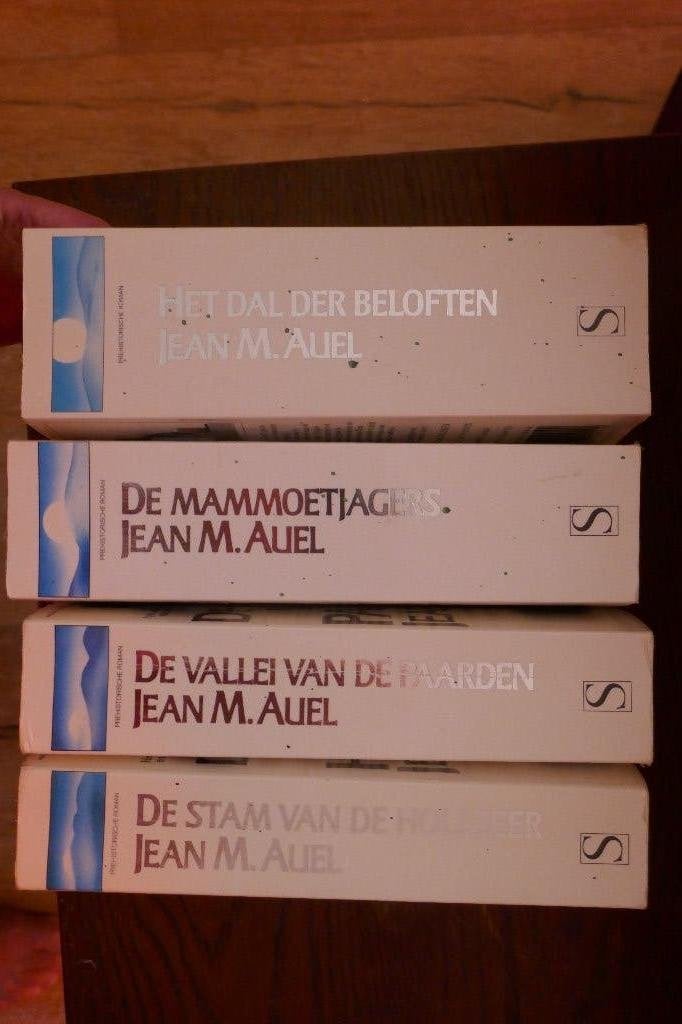de 4 eerste boeken: Aardkinderen serie van Jean M. Auel, Ophalen of Verzenden, Gelezen, Jean M. Auel