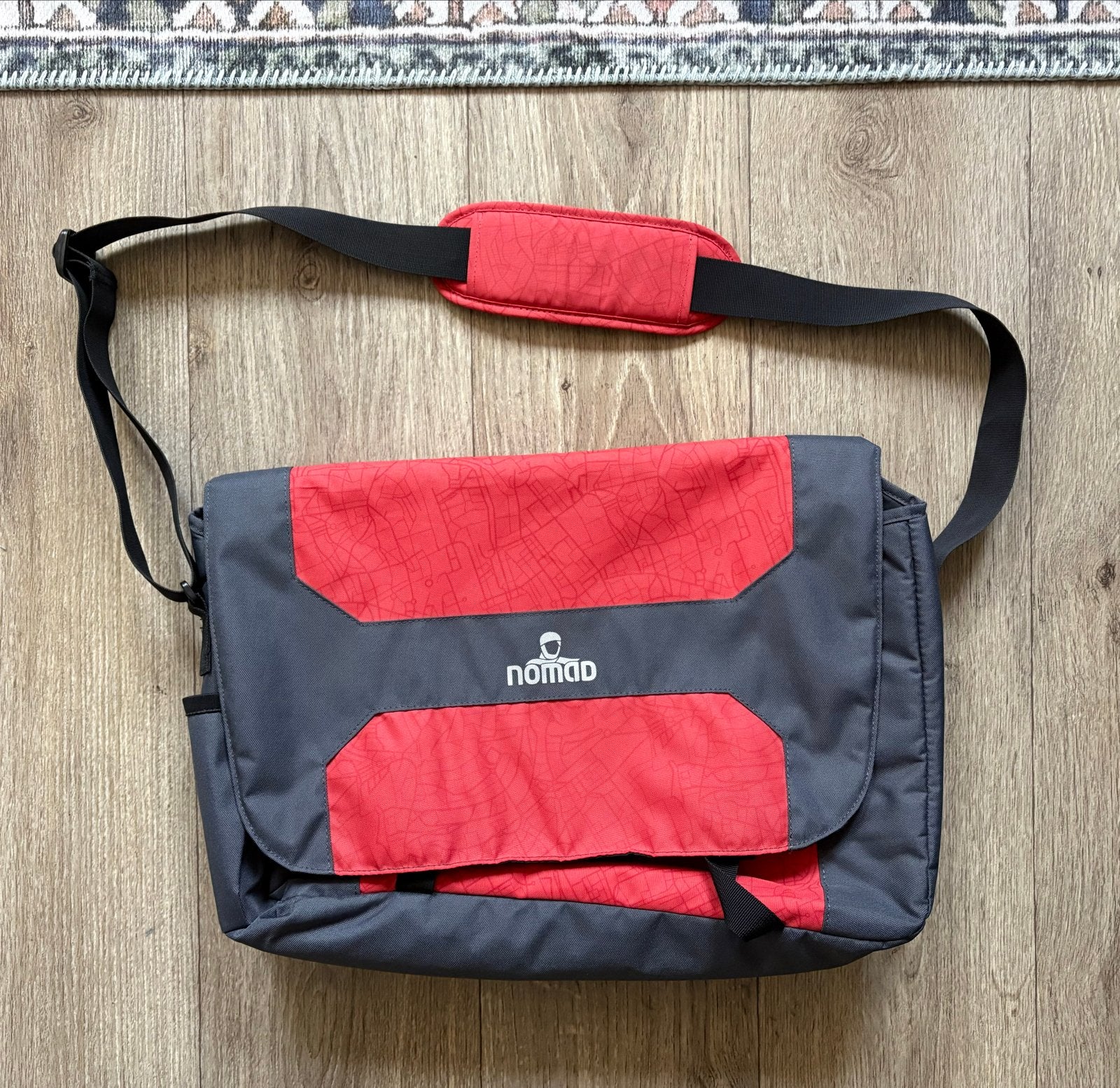 Nomad Schoudertas Rood (Laptop), Minder dan 30 cm, Ophalen of Verzenden, Zo goed als nieuw, Schoudertas