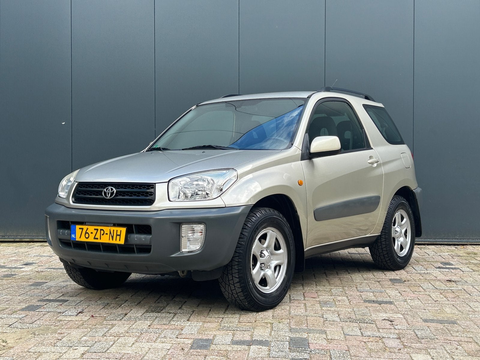 Toyota Rav4 1.8 I 3D Linea Luna 2003 Beige Nieuw APK Trekhaa, Auto's, Voorwielaandrijving, Elektrische ramen, 4 cilinders, 4 stoelen