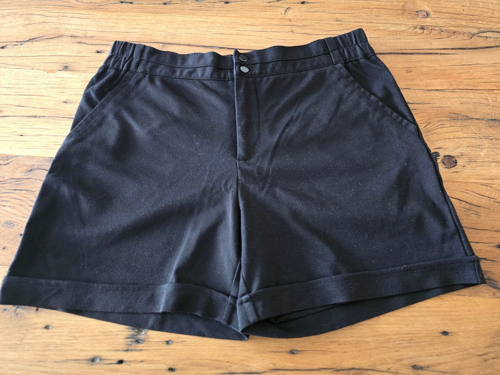 Te koop zwarte dames korte broek, merk Freequent, maat L., Zwart, Maat 42/44 (L), Ophalen of Verzenden, Zo goed als nieuw