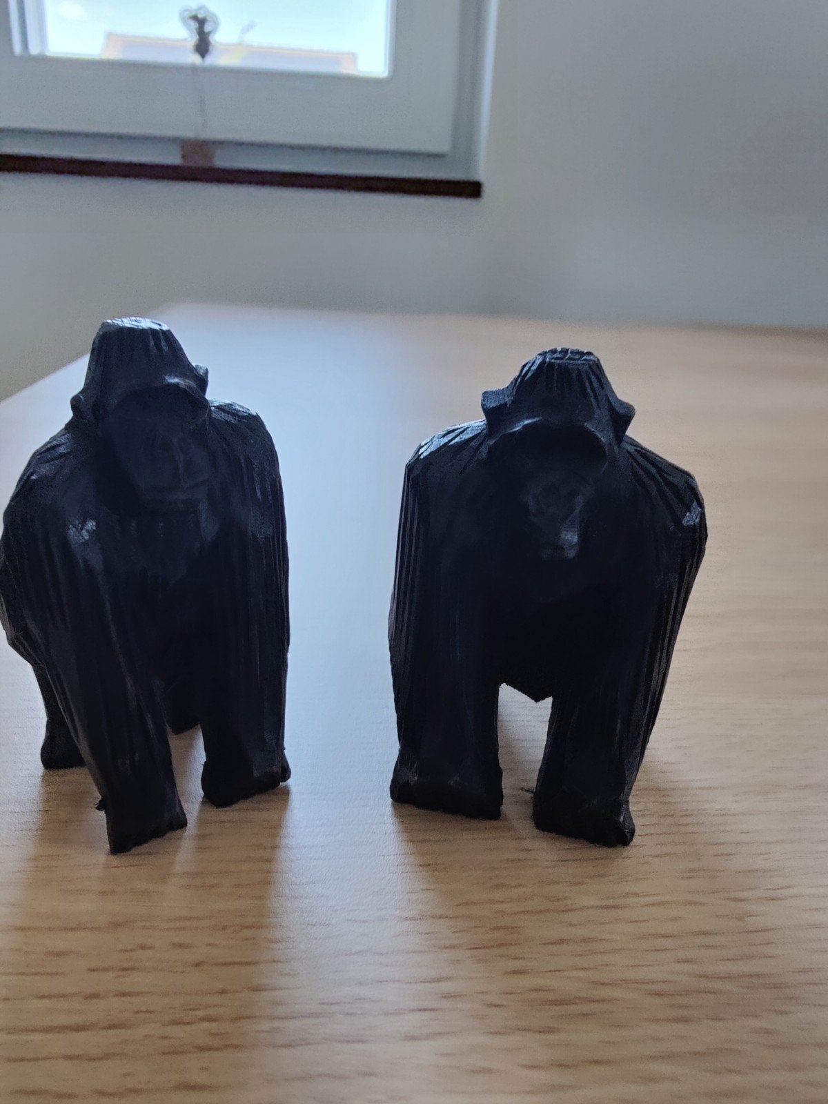 Twee handgesneden houten aapjes uit Afrika, 8cm hoog, Ophalen of Verzenden