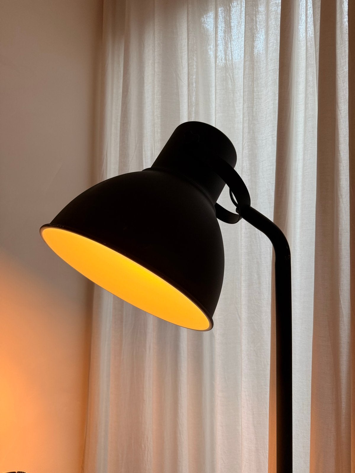 Stijlvolle zwarte staande lamp met verstelbare kap, Ophalen, Gebruikt, E27 (groot), Metaal
