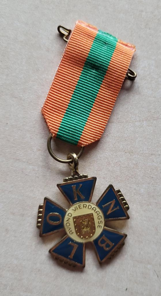 KNBLO Avondvierdaagse epoxy blauw medaille, Ophalen of Verzenden, Overige materialen