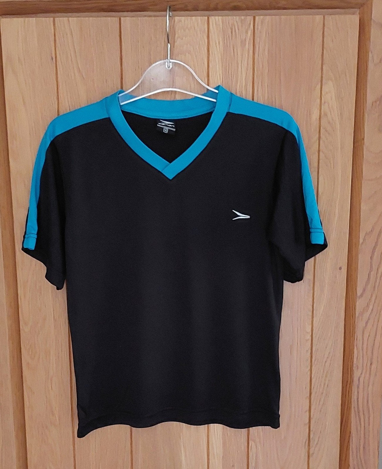 Osaga Sportshirt Zwart/Blauw, Maat 140, Ophalen, Zo goed als nieuw, Jongen, Sport- of Zwemkleding