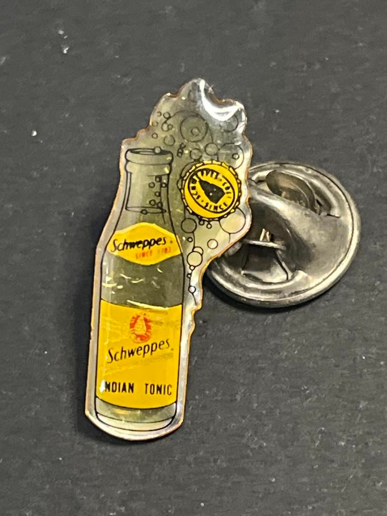Vintage Schweppes Indian Tonic Flesje Pin Badge, Gebruikt, Ophalen of Verzenden, Nvt, Nvt