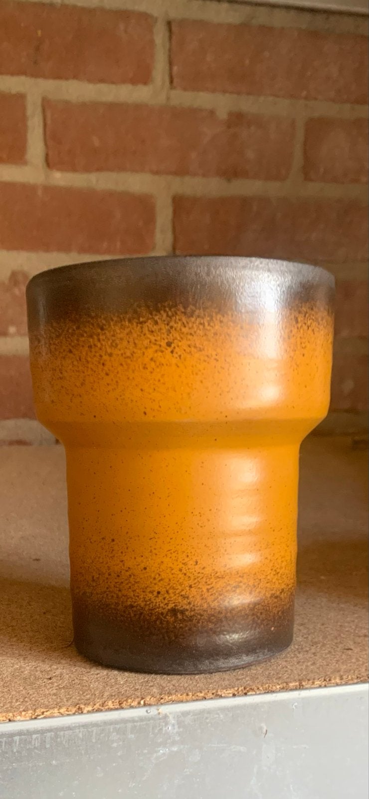 Vintage oranje bloempot / vaasje met bruine rand hoogte 13cm, Ophalen of Verzenden