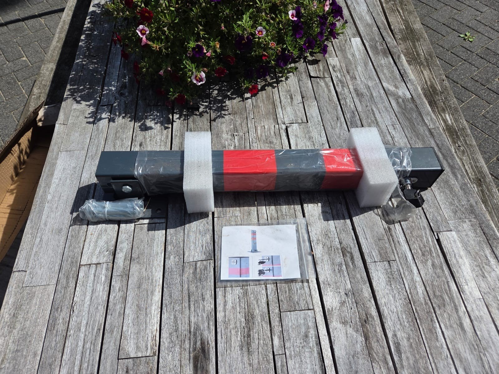 parkeerplaats paaltje. grijs met rode streep H 67cm x 6x6cm, Ophalen