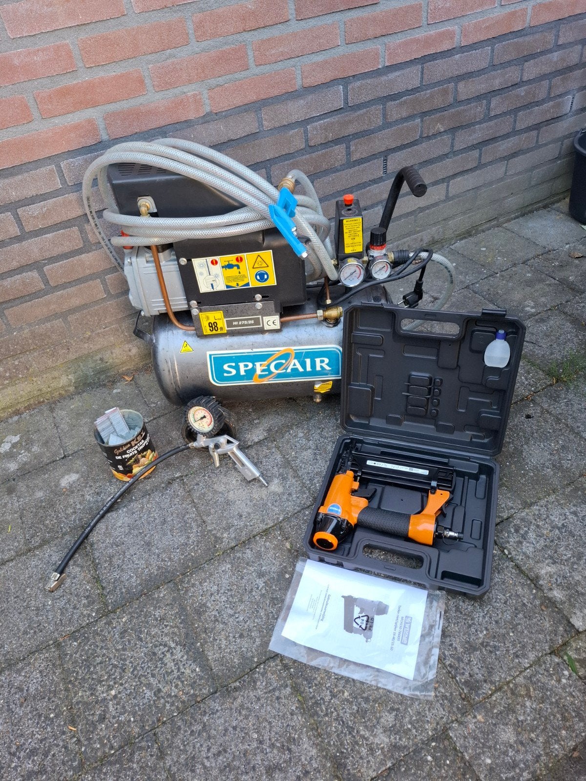 Specair Compressor HI 275/25 met tacker en accessoires, Doe-het-zelf en Verbouw, Ophalen, Gebruikt, 6 tot 10 bar, 25 tot 100 liter