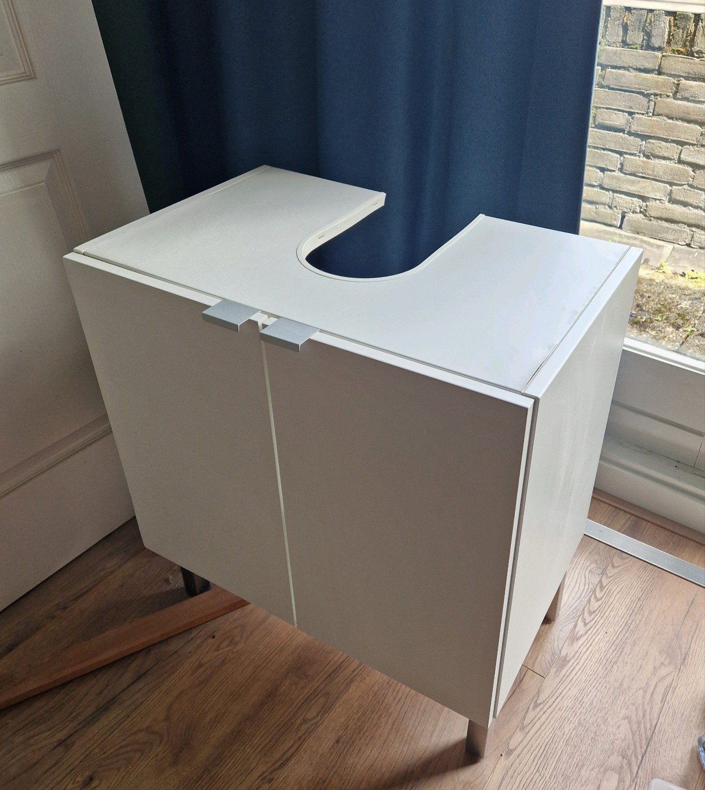 Ikea kastje met uitsparing voor wastafel - H68xB61xD39, Huis en Inrichting, Badkamer | Badkamermeubels, Ophalen, Gebruikt, 50 tot 100 cm