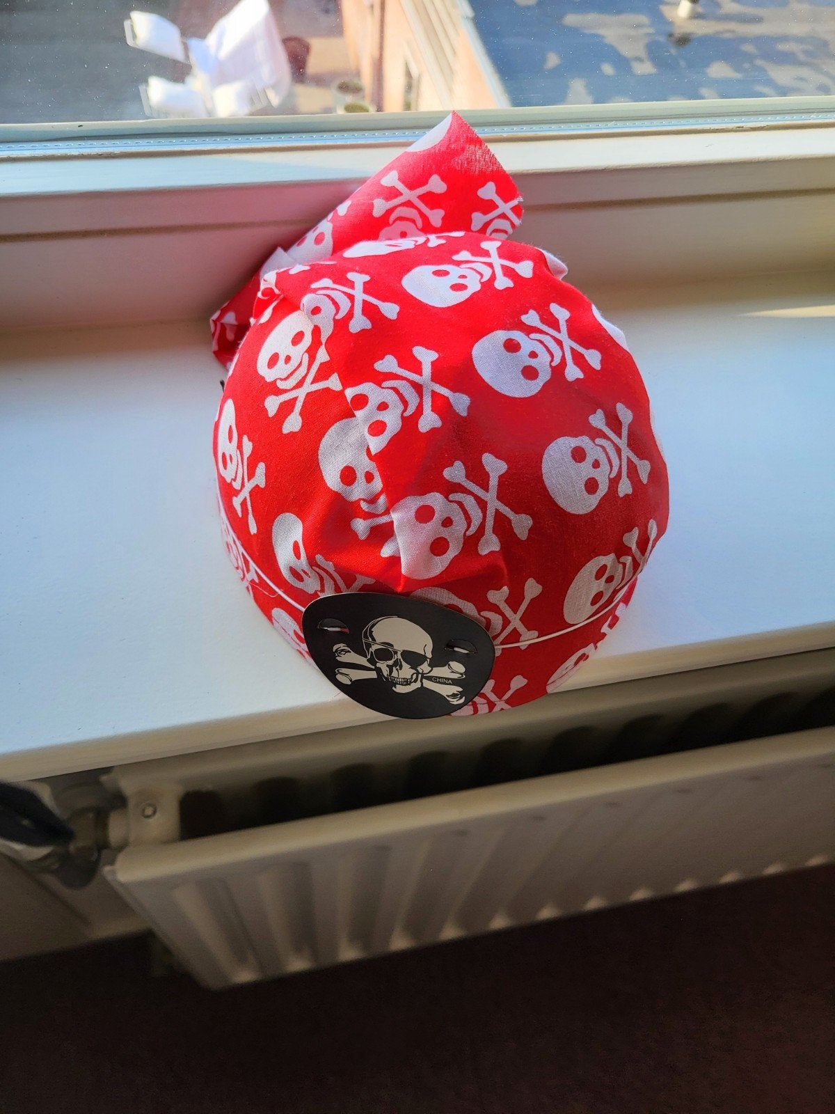 Rode piraten bandana met doodshoofden, Ophalen of Verzenden, Zo goed als nieuw