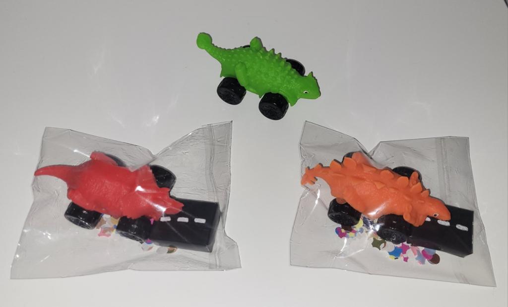 Traktatie dino stretch auto + doosje dummy's of rozijntjes, Ophalen of Verzenden, Nieuw, Feestartikel, Verjaardag