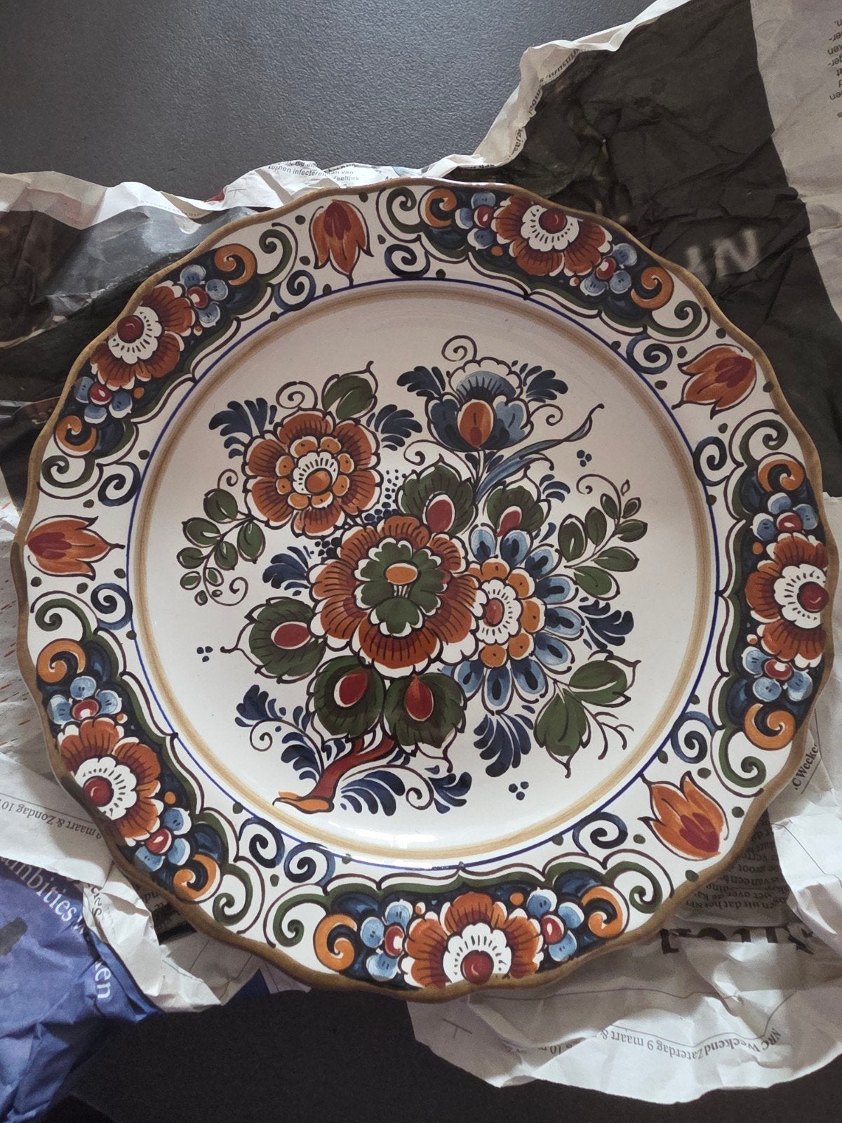Twee decoratieve borden: Tichelaar Makkum & Delft Polychroom, Antiek en Kunst, Antiek | Porselein, Ophalen of Verzenden
